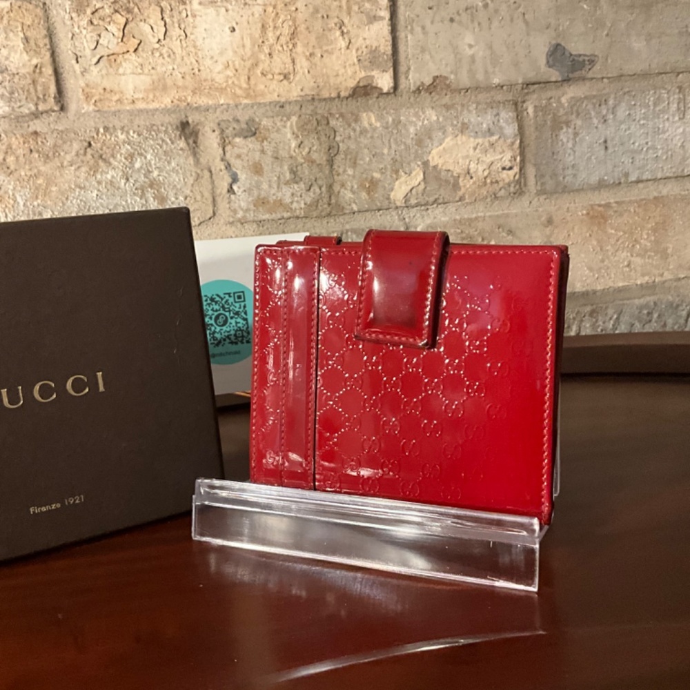 AUTHENTIC GUCCI RED PATENT LEATHER COMPACT WALLET - Picture 6 of 16
